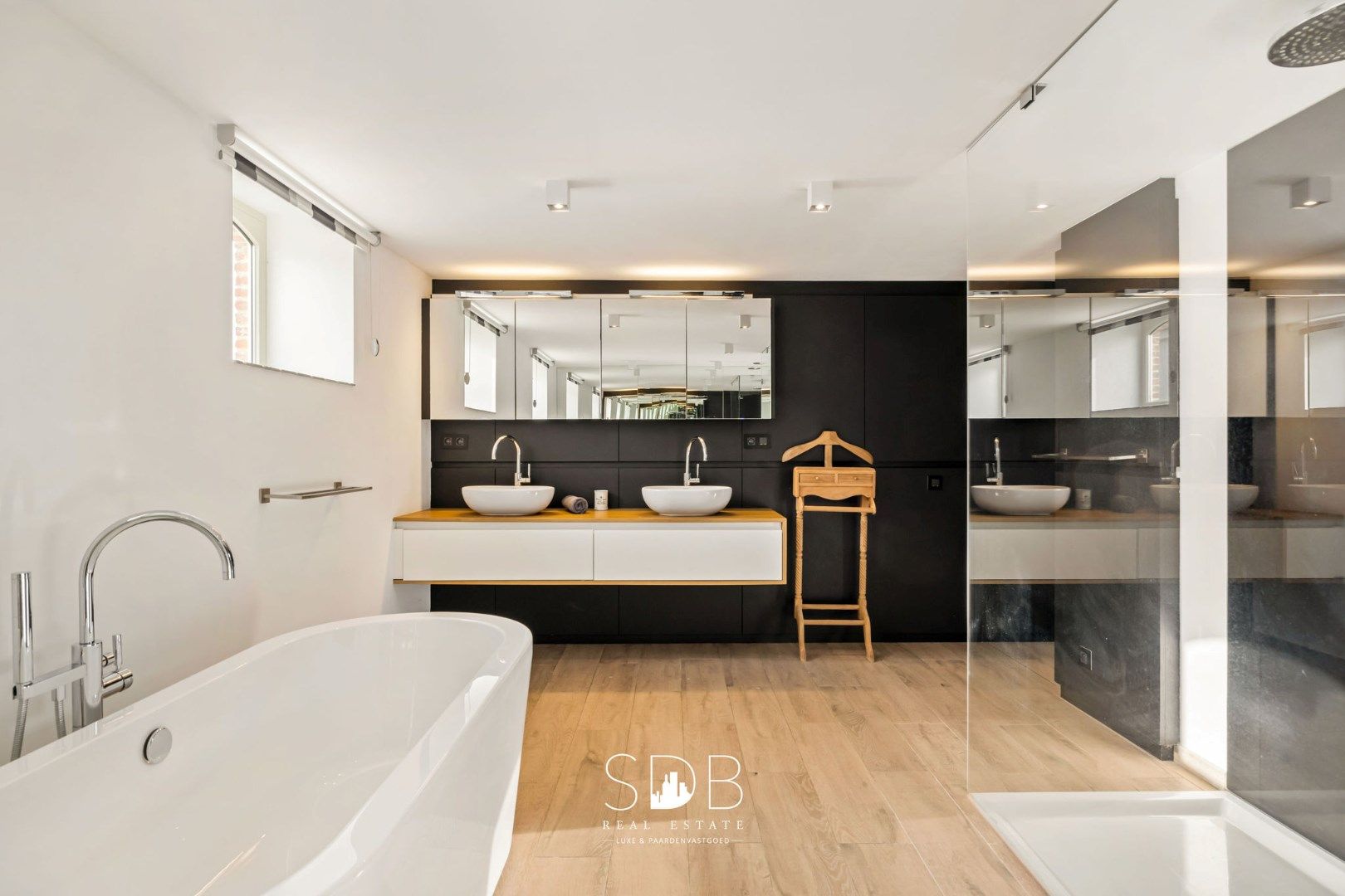 Prachtige villa in hoevestijl met bijgebouwen en graslanden op 89.070m² foto 23