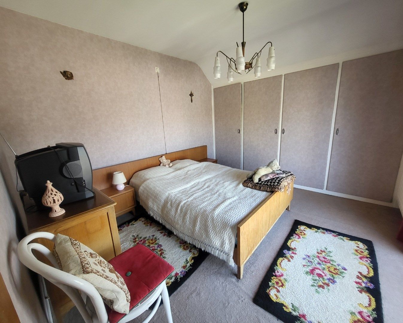 Statig gluurt deze villa naar haar omgeving... foto 14