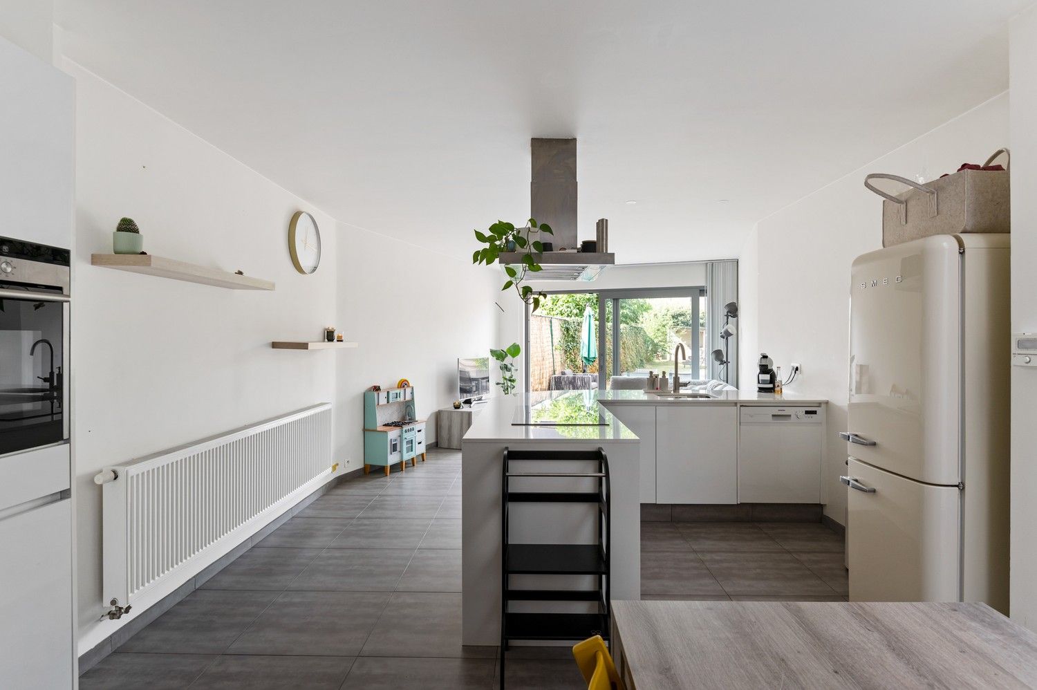 Deels gerenoveerde woning met 3 slaapkamers nabij centrum Lint foto {{pictureIndex}}