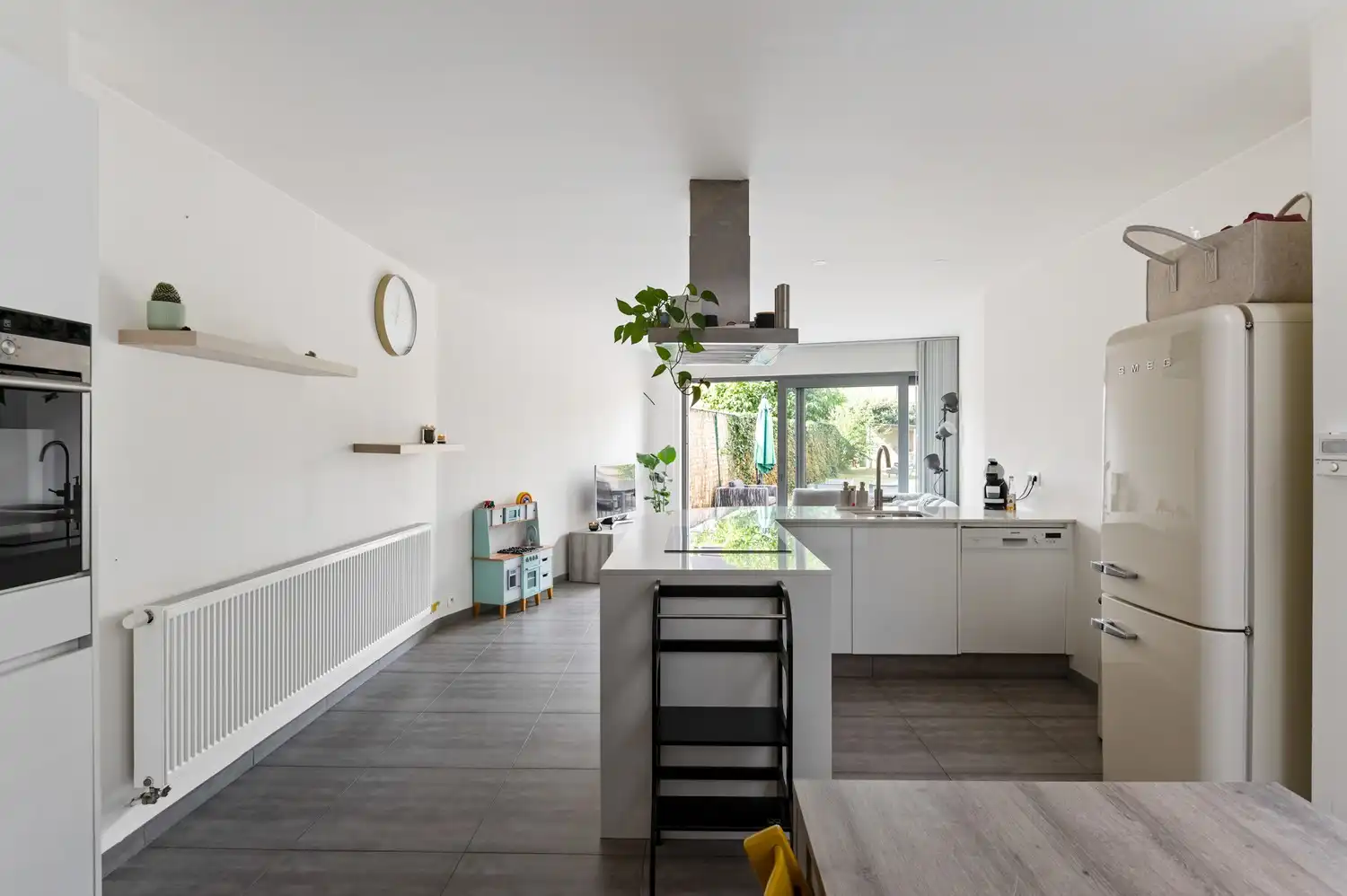 Deels gerenoveerde woning met 3 slaapkamers nabij centrum Lint foto {{pictureIndex}}