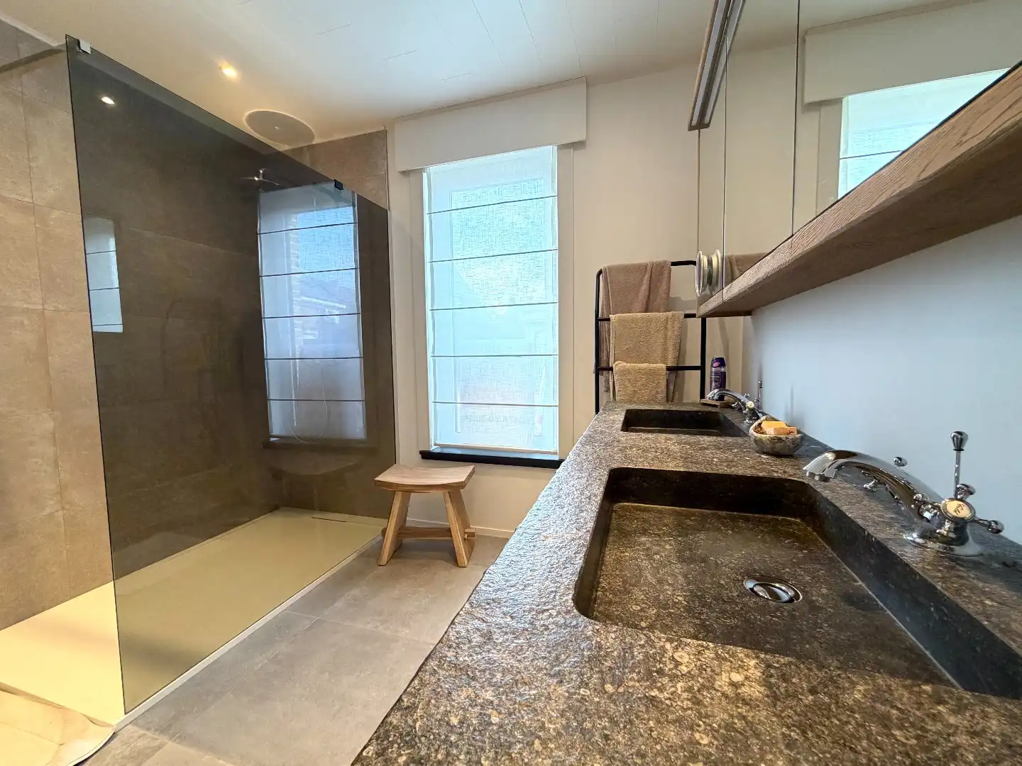 Instapklaar wonen? Ontdek deze woning met 4 slaapkamers, poolhouse en nieuwe badkamer. foto 15