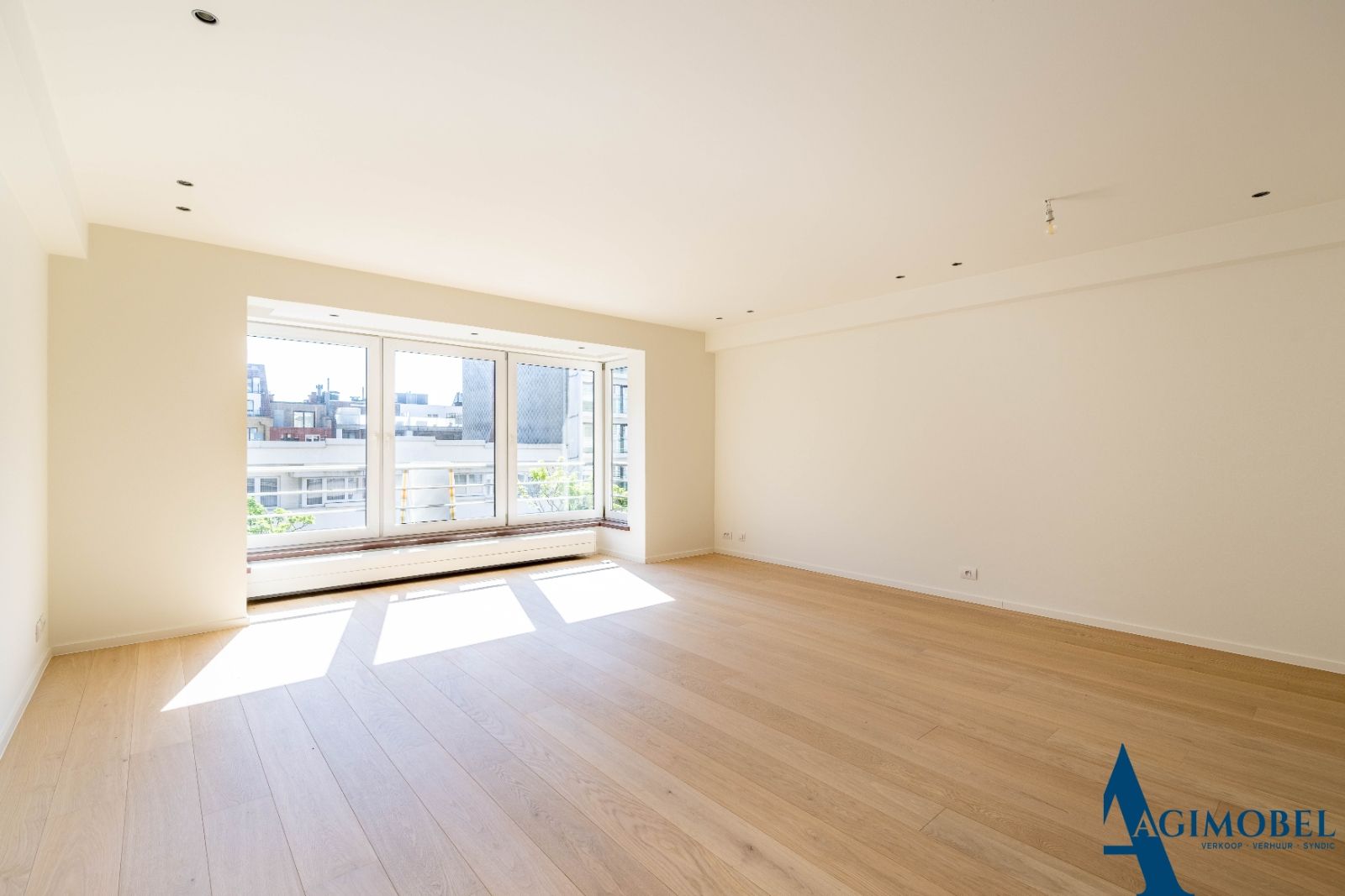Een lichtrijk appartement gelegen in het centrum van Knokke op wandelafstand van de Zeedijk foto {{pictureIndex}}
