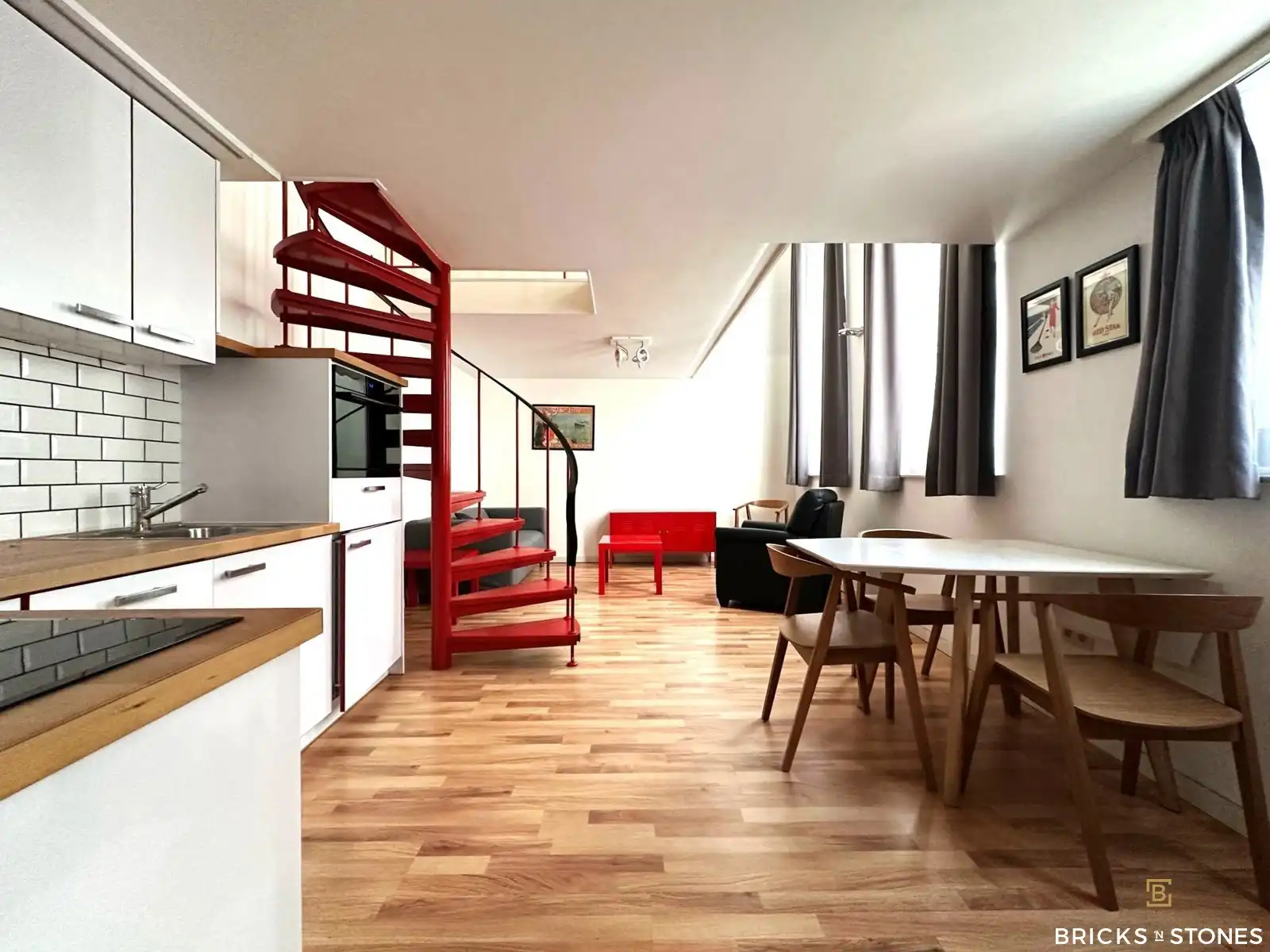 Gezellige bemeubelde duplex-studio in het historisch centrum van Antwerpen foto {{pictureIndex}}