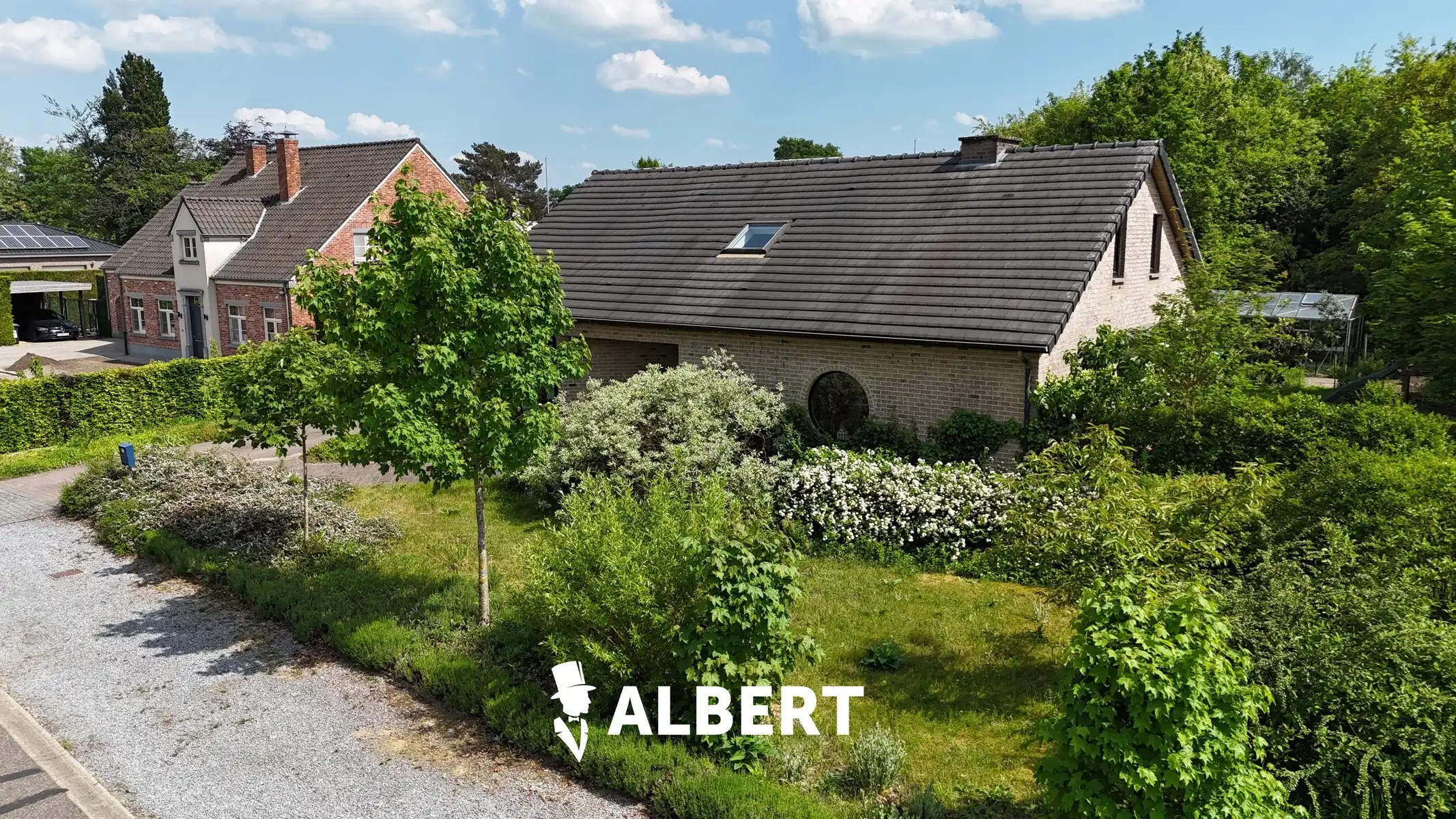  Eengezinswoning van 201m² op groot perceel  in Diepenbeek! foto {{pictureIndex}}
