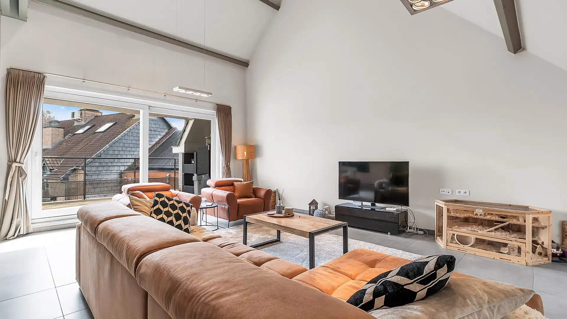 Unieke loft met terras en private parking. Uitstekende ligging aan de vernieuwde Markt. foto 7