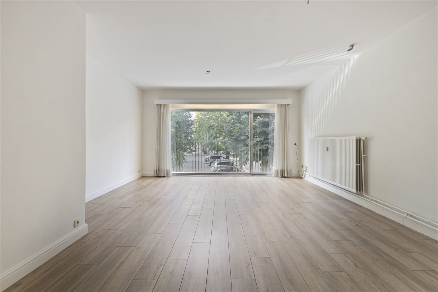 Instapklaar, gerenoveerd appartement met 3 slaapkamers, 2 terrassen en ruime garagebox gelegen op een toplocatie in het centrum van Maaseik, nabij de markt & met zicht op het Kerkplein. foto {{pictureIndex}}
