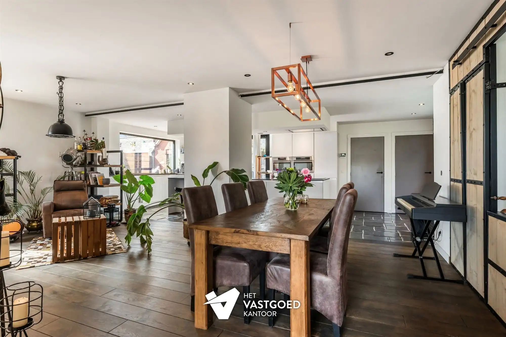 STIJLVOLLE GERENOVEERDE WONING GELEGEN OP EEN MOOI UITGESTREKT PERCEEL VAN 11A 64CA TE BEVERLO foto 4