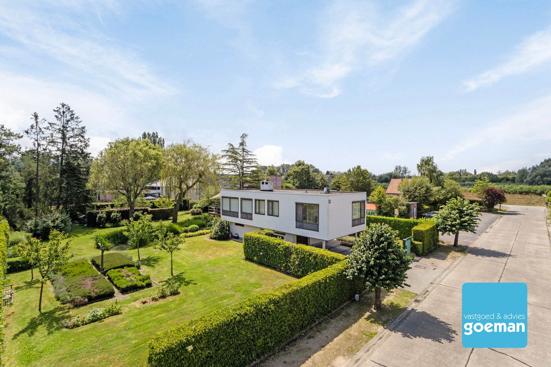 Buitengewone woning met prachtige tuin en zwemvijver. foto 1