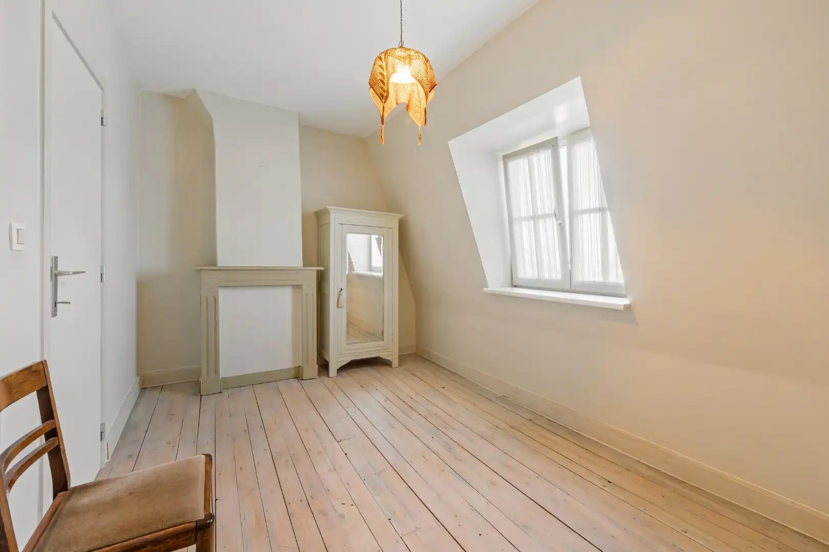 Grotendeels gerenoveerde woning met 2 slaapkamers, ruime zolder en tuin te Menen foto 16