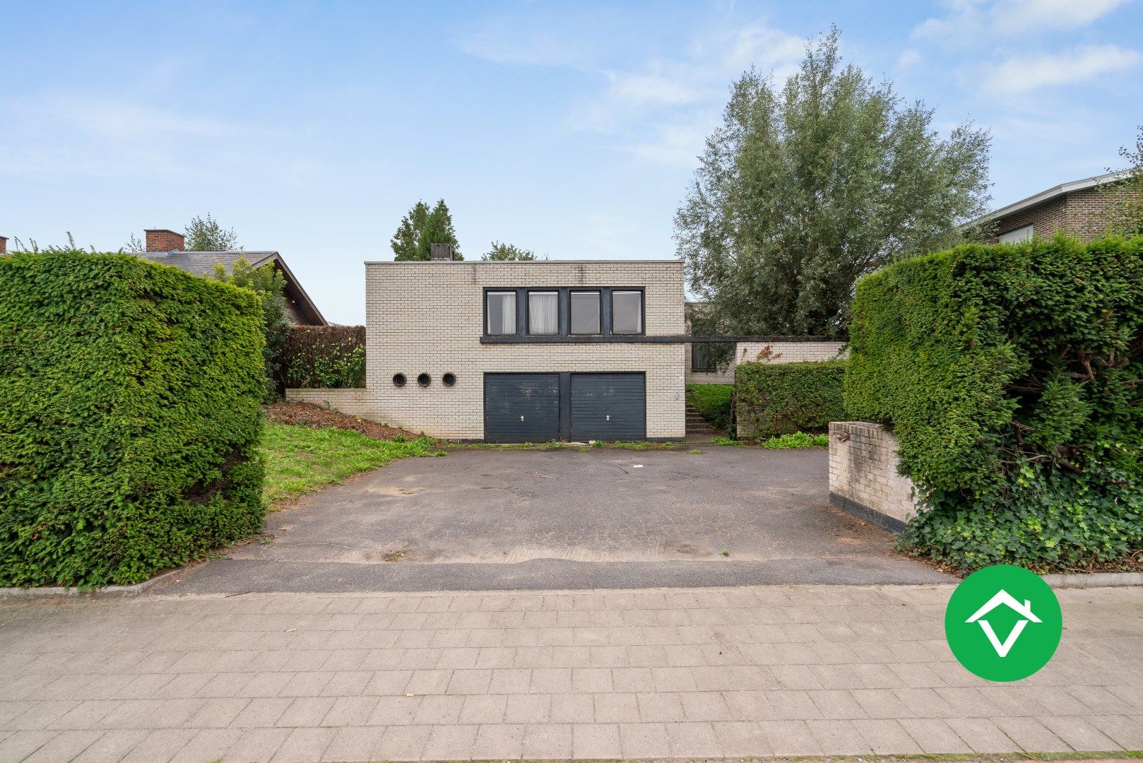 Ruime, onder kelderde architectenwoning met 3 slaapkamers, tuin en zwembad foto 1