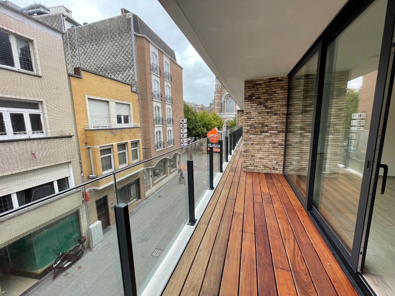 Mooi instapklaar appartement op het tweede verdiep met zicht op het pittoreske kerkplein. Midden in het commercieel centrum en op wandelafstand van de zee. foto 5