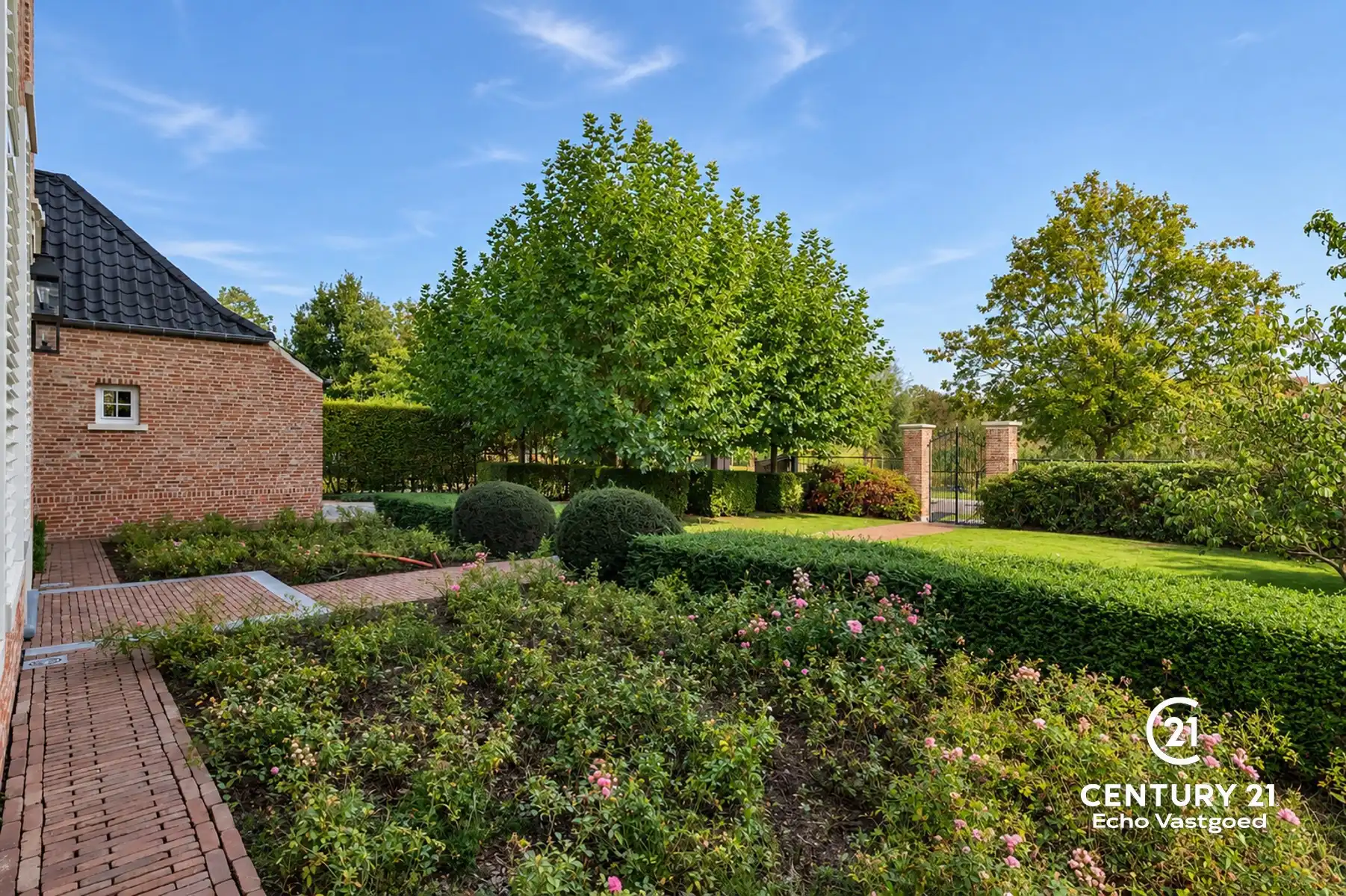 Statige, recente villa met parktuin en tijdloze klasse foto 3