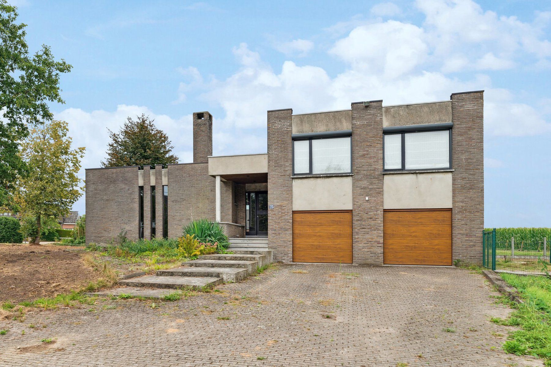 Te renoveren architecturale villa met veel potentieel foto 1