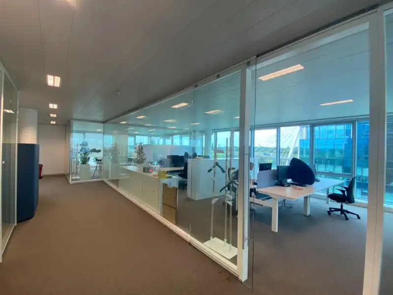 Moderne kantoren in de Blue Towers aan Ghelamco arena foto 12