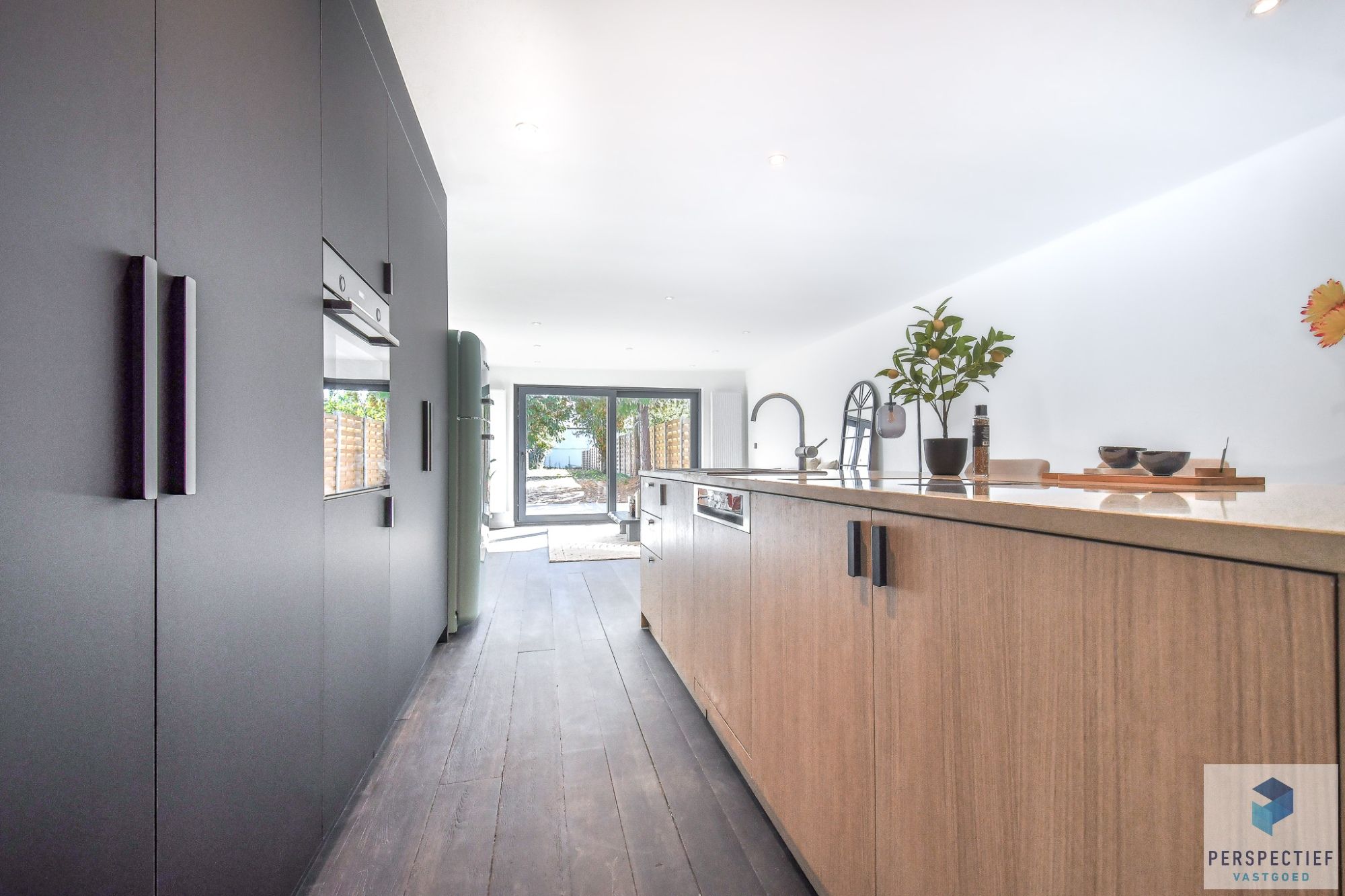Stijlvol gerenoveerde woning met tuin op toplocatie foto 6