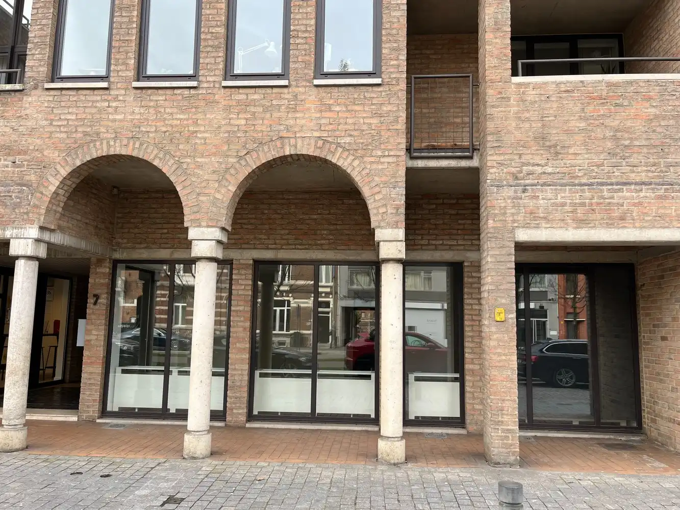 137 m² Split-level kantoor/retail foto {{pictureIndex}}