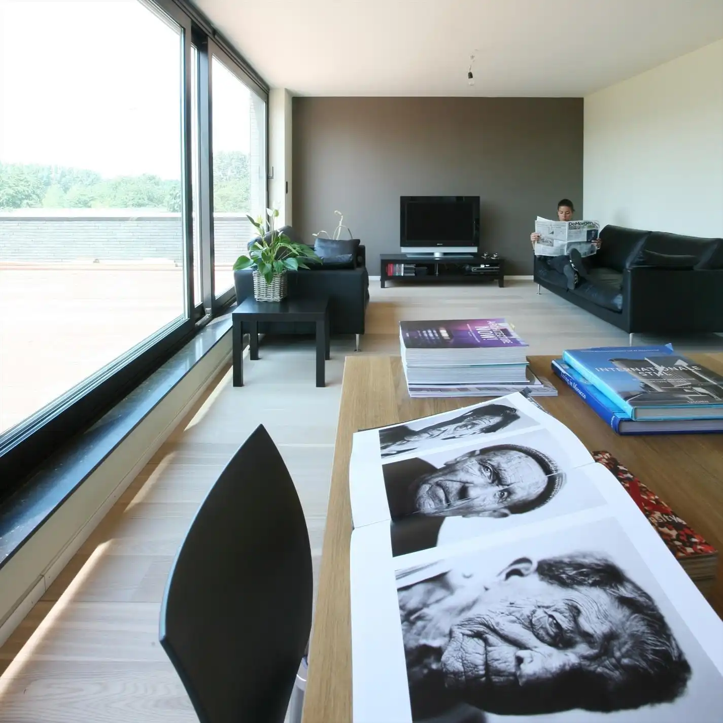 Knap ingerichte duplex - 125 m² - met bureel, 2 slpk, dressing, ruim terras met prachtig en uniek zicht op de tuin en achterliggende groene omgeving.  foto 3