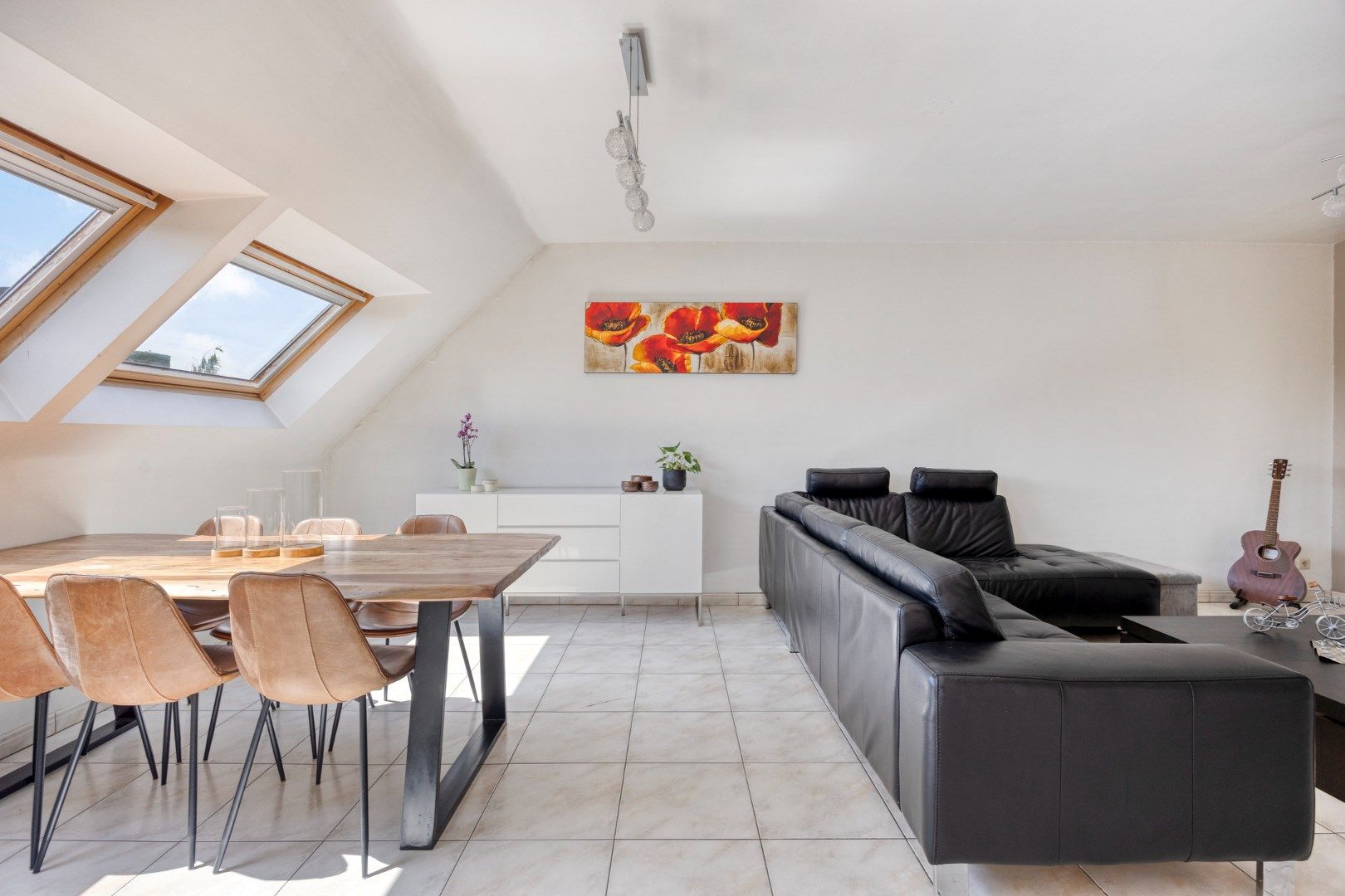 Ruim en licht appartement met 2 slaapkamers én zolderruimte foto {{pictureIndex}}
