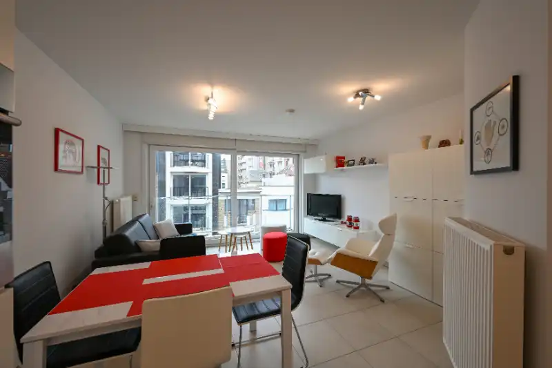 EXCLUSIEF APPARTEMENT  MET LATERAAL ZEEZICHT EN VOLLEDIG INGERICHT foto {{pictureIndex}}