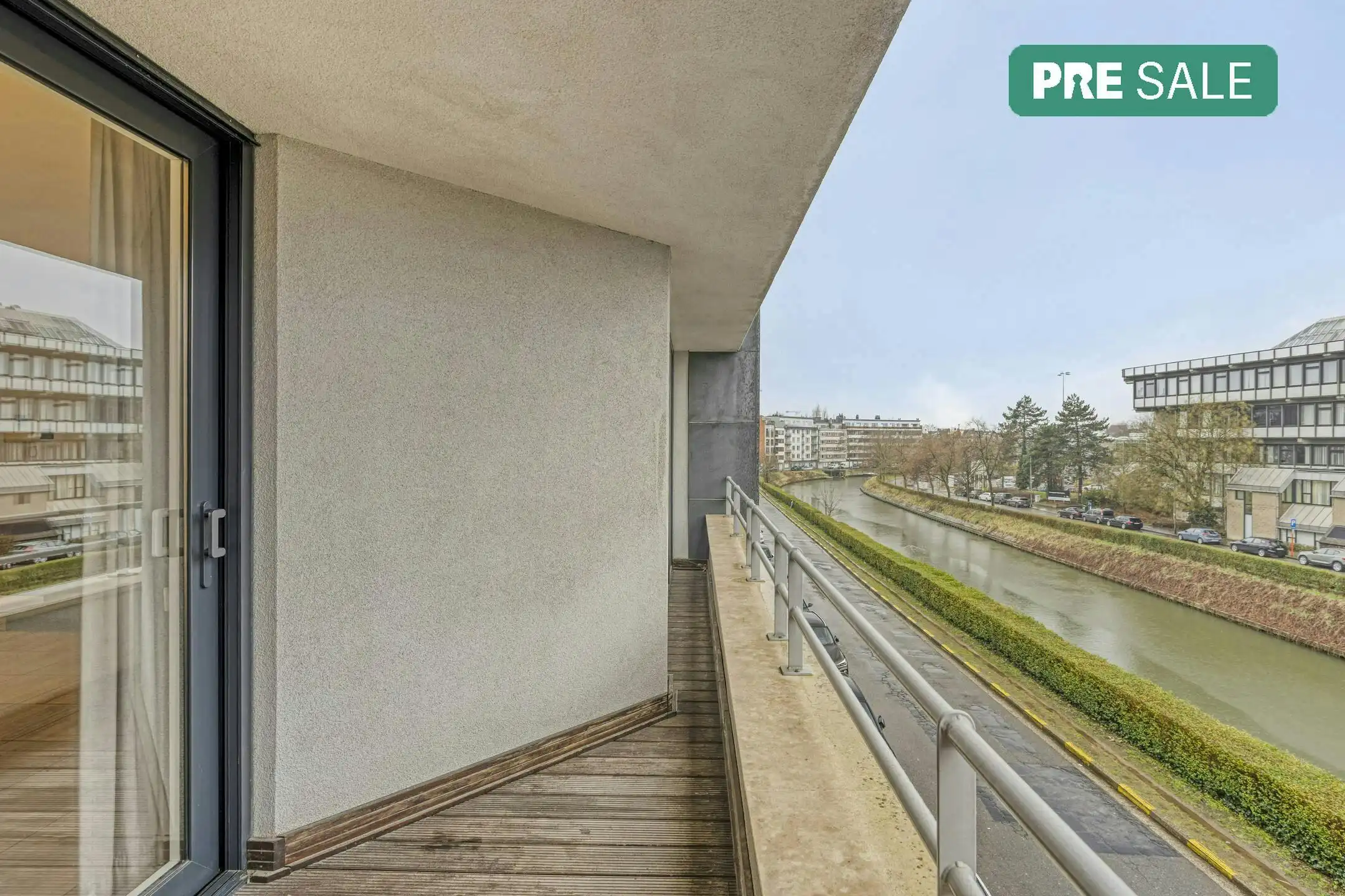 Ruim 3-slaapkamer appartement te koop aan de Eedverbondkaai foto {{pictureIndex}}