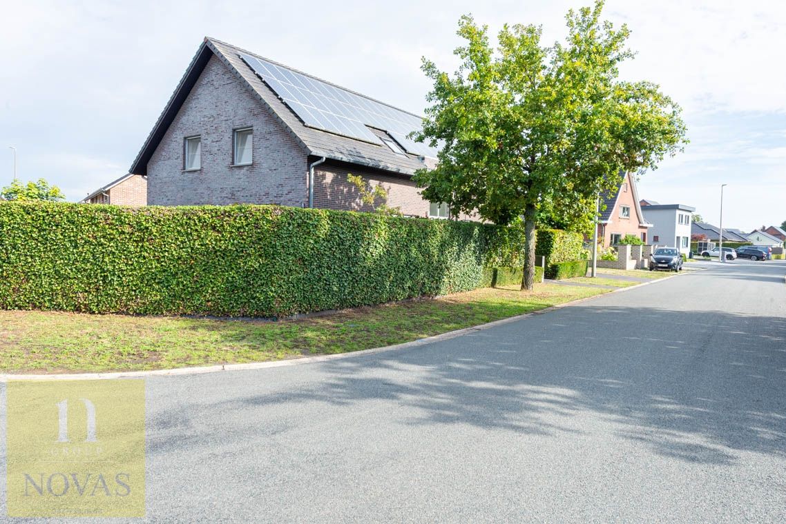 Ruime instapklare woning met 4 tot 5 slaapkamers, zonnepanelen, airco, inpandige garage en buitenstaanplaatsen foto 29