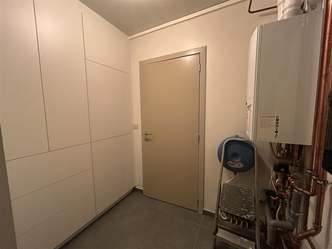 Ruim duplexappartement met 2 slaapkamers, terras, autostaanplaats en kelderberging. foto 8