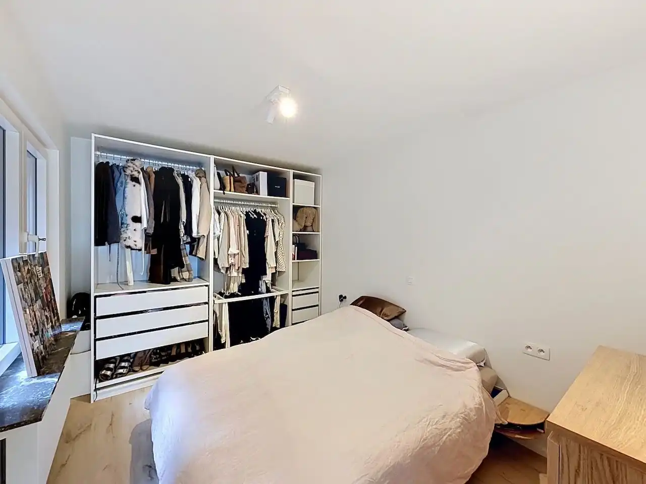Compleet en smaakvol gerenoveerd één slaapkamer appartement met open zicht op de Graaf d'Ursellaan foto 12