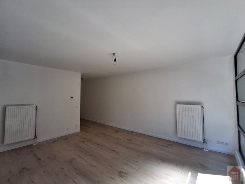 Ruim 2 slaapkamer appartement met paking! foto 11