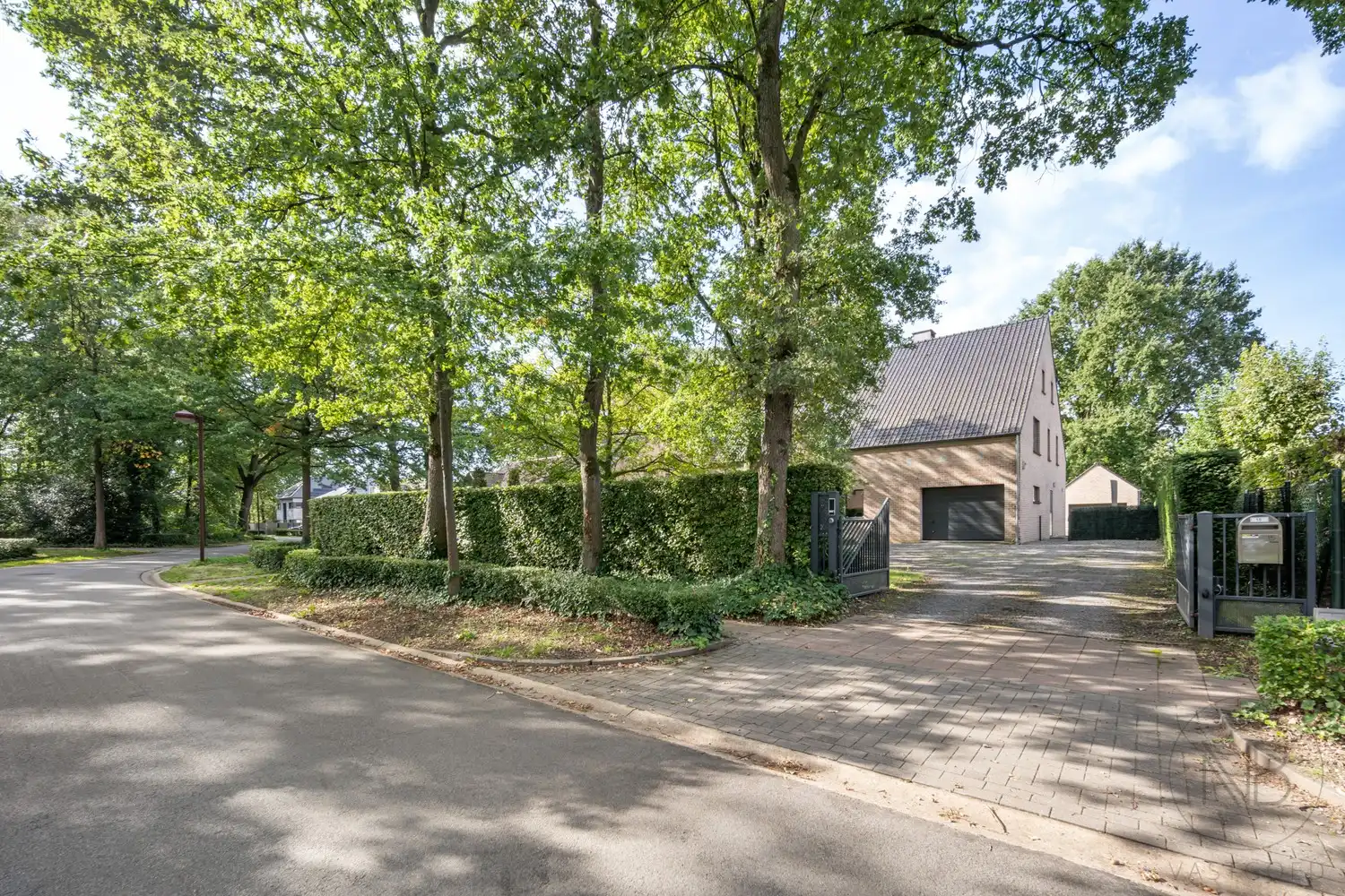 Ruime en verzorgde gezinswoning op een gunstige locatie in De Bret (14,4 are)! foto 4