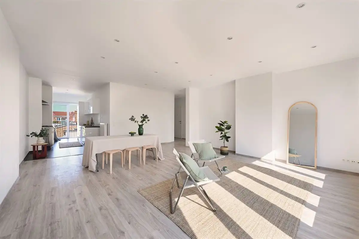 Ruim en lichtrijk appartement te Merksem foto {{pictureIndex}}