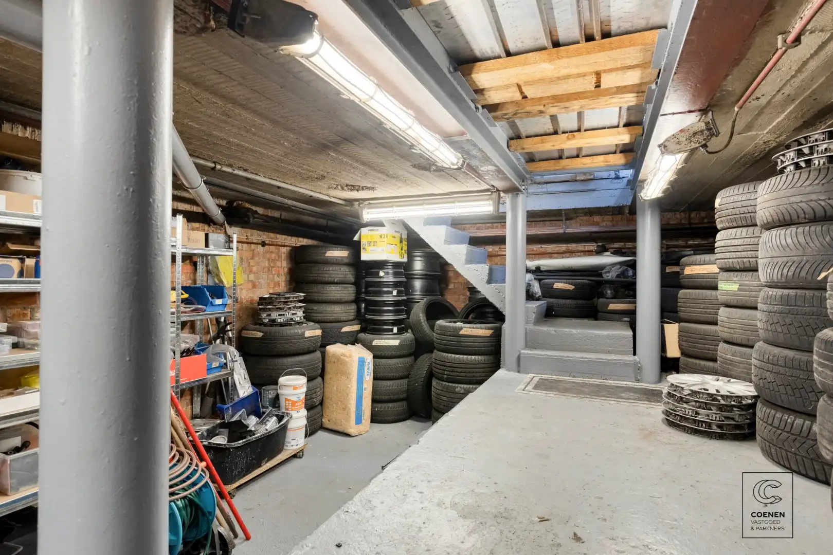 Commercieel pand/autogarage op een uitstekende locatie te Deurne! foto 8