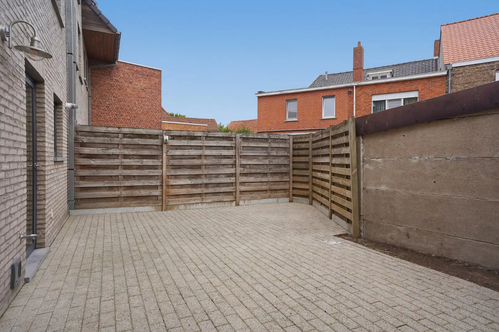 Instapklare rijwoning met garage op toplocatie in hartje Sint-Michiels foto 11