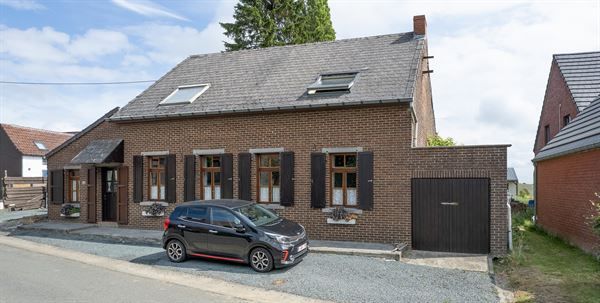 Een ruime, op te knappen, alleenstaande woning met zwembad, op een prachtig perceel van 26 are foto 2