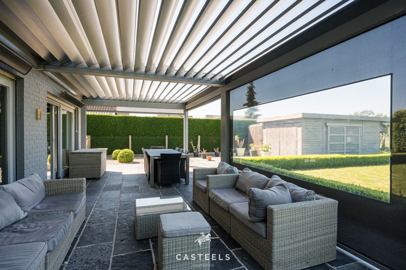 Instapklare bungalow met potentieel op prachtig perceel te koop foto 22