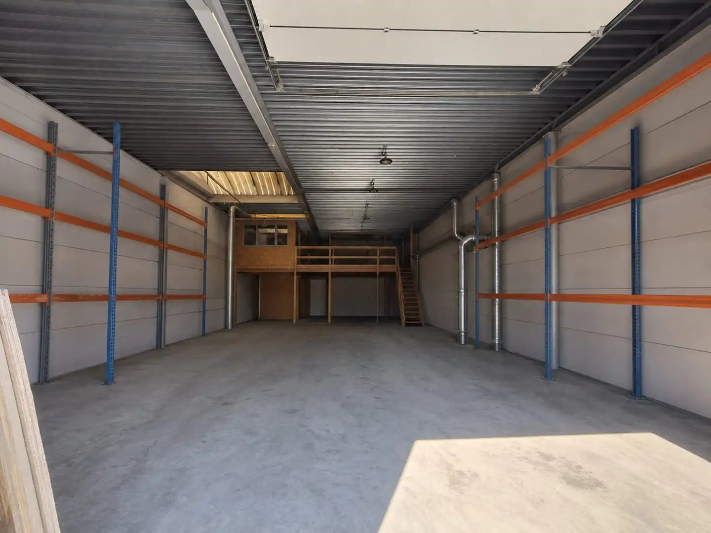 LOODS VAN CA. 240 M² TE HUUR IN RUISELEDE foto 2