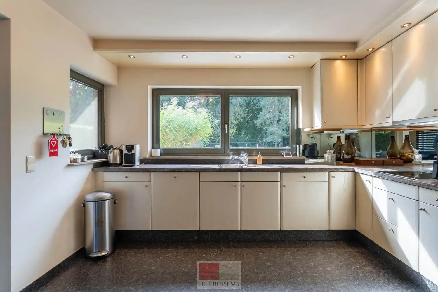 Vrijstaande woning gelegen op een royaal perceel van maar liefst 990 m² en beschikt over een bewoonbare oppervlakte van circa 221 m² foto 16