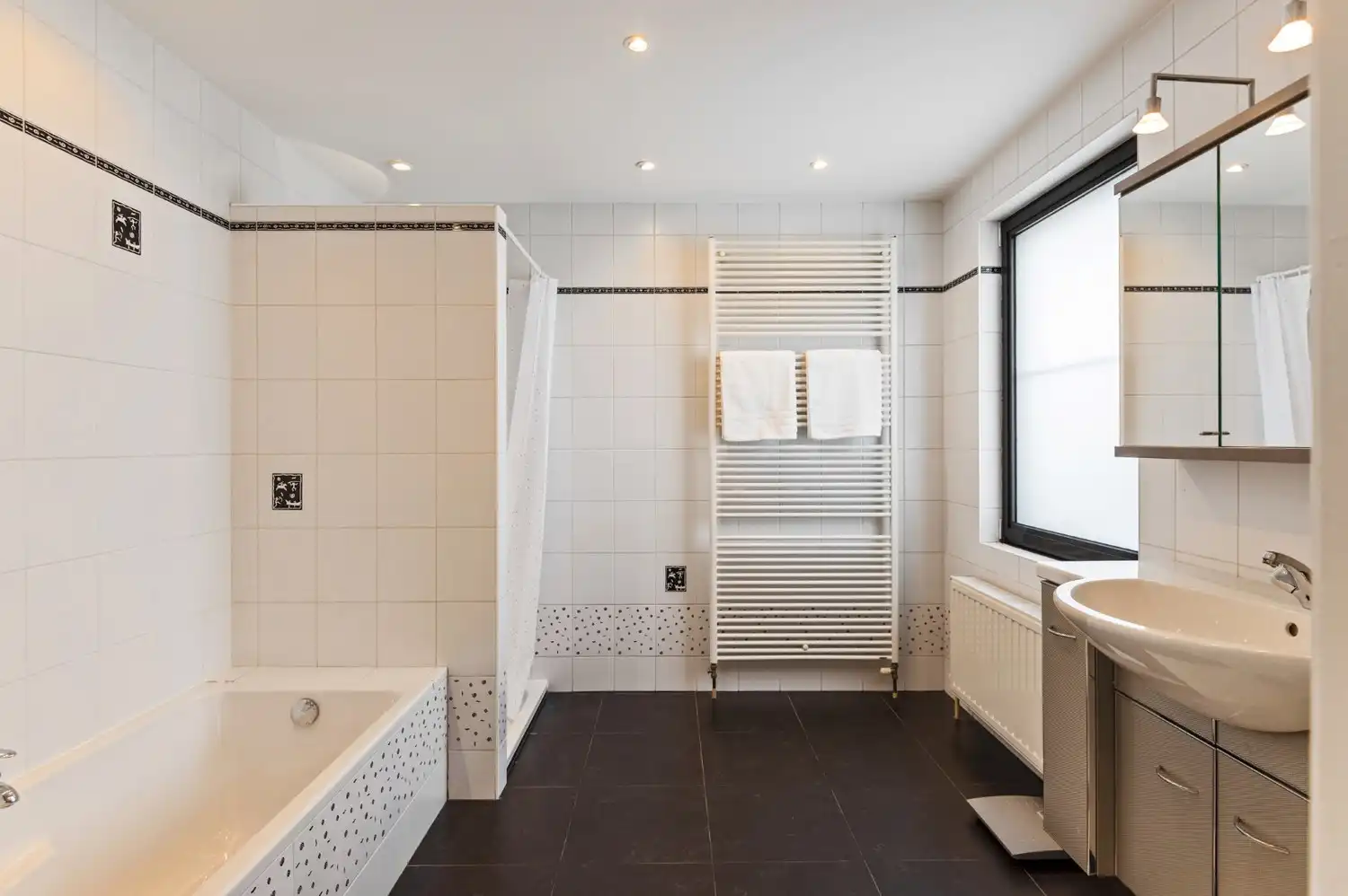 ZEER RUIM APP. MET 4 SLK, 2 BADK., RIANT TERRAS EN PARKING! foto 9