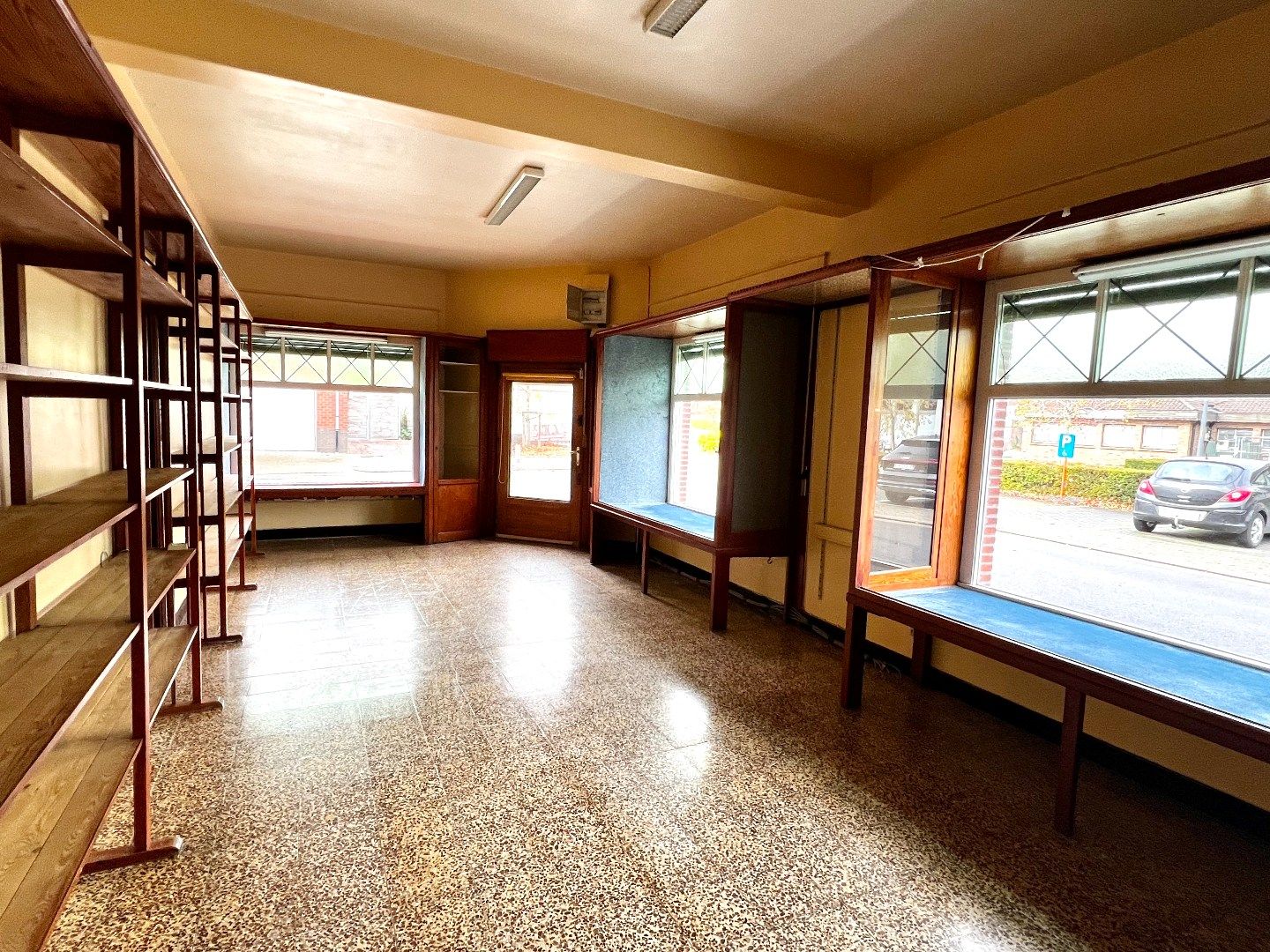 Ruime hoekwoning met handelsruimte en tal van mogelijkheden! foto 3