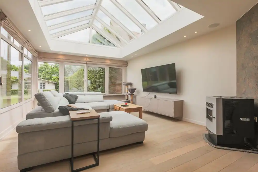 Ruime halfopen woning met garage, carport en tuin foto 5