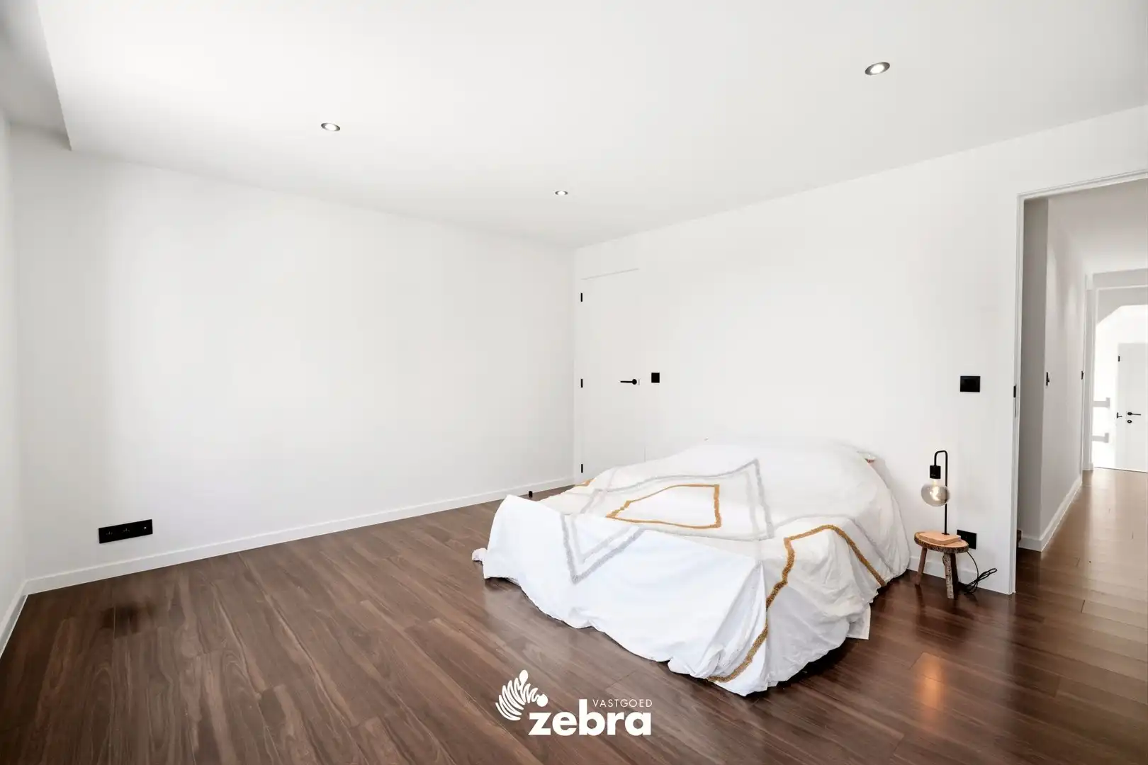 Stijlvolle woning met garage en achterliggende uitweg! foto 13