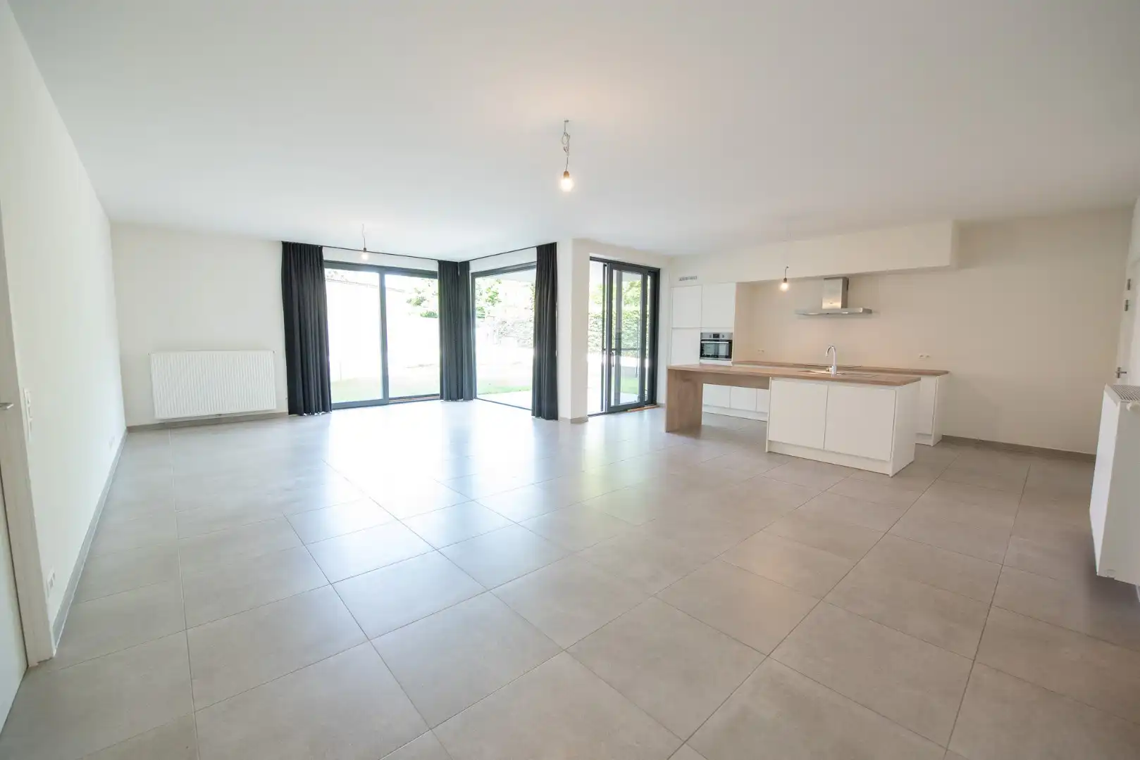 Prachtig gelijkvloers appartement van 147m² te Sint-Eloois-Vijve met tuintje en overdekt terras.  foto 3