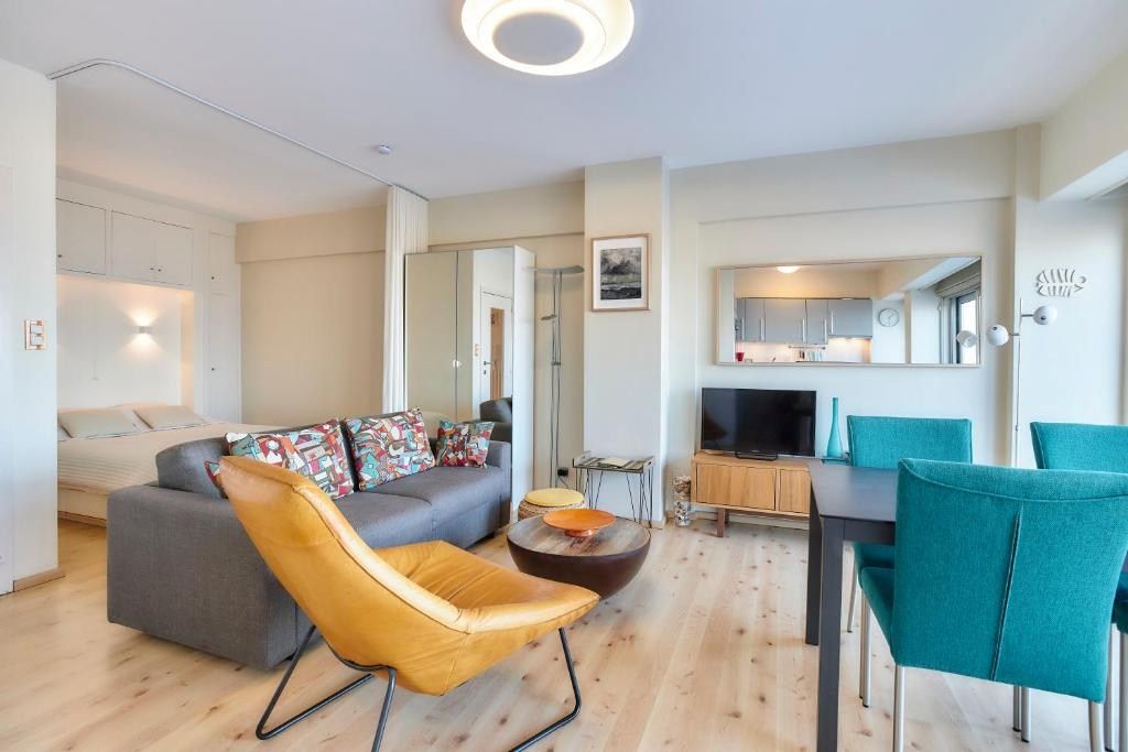 INSTAPKLARE STUDIO MET SCHITTEREND ZICHT OP ZEE  foto 11