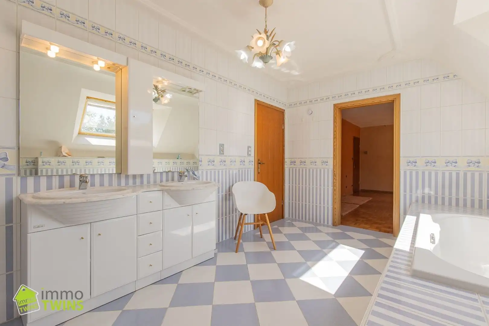 Uitzonderlijk ruime en veelzijdige praktijkwoning / cohousing met tal van mogelijkheden foto 39
