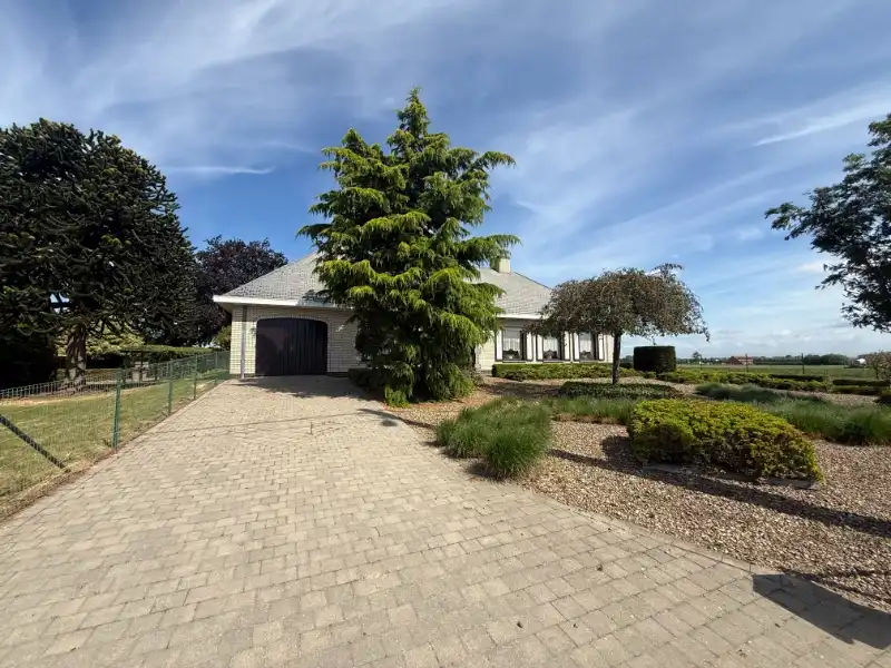 Ruime bungalow met grote tuin en loods te huur foto 2