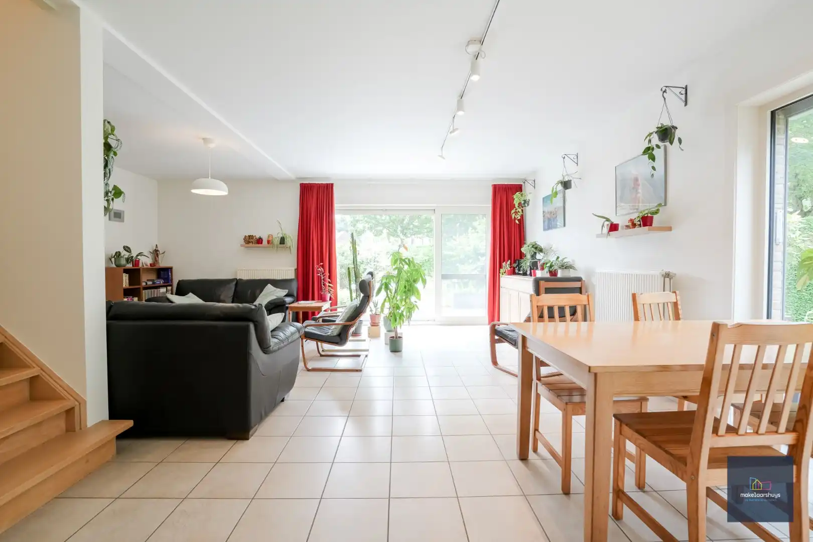 Ruime en  instapklare halfopen bebouwing met tuin  foto 7