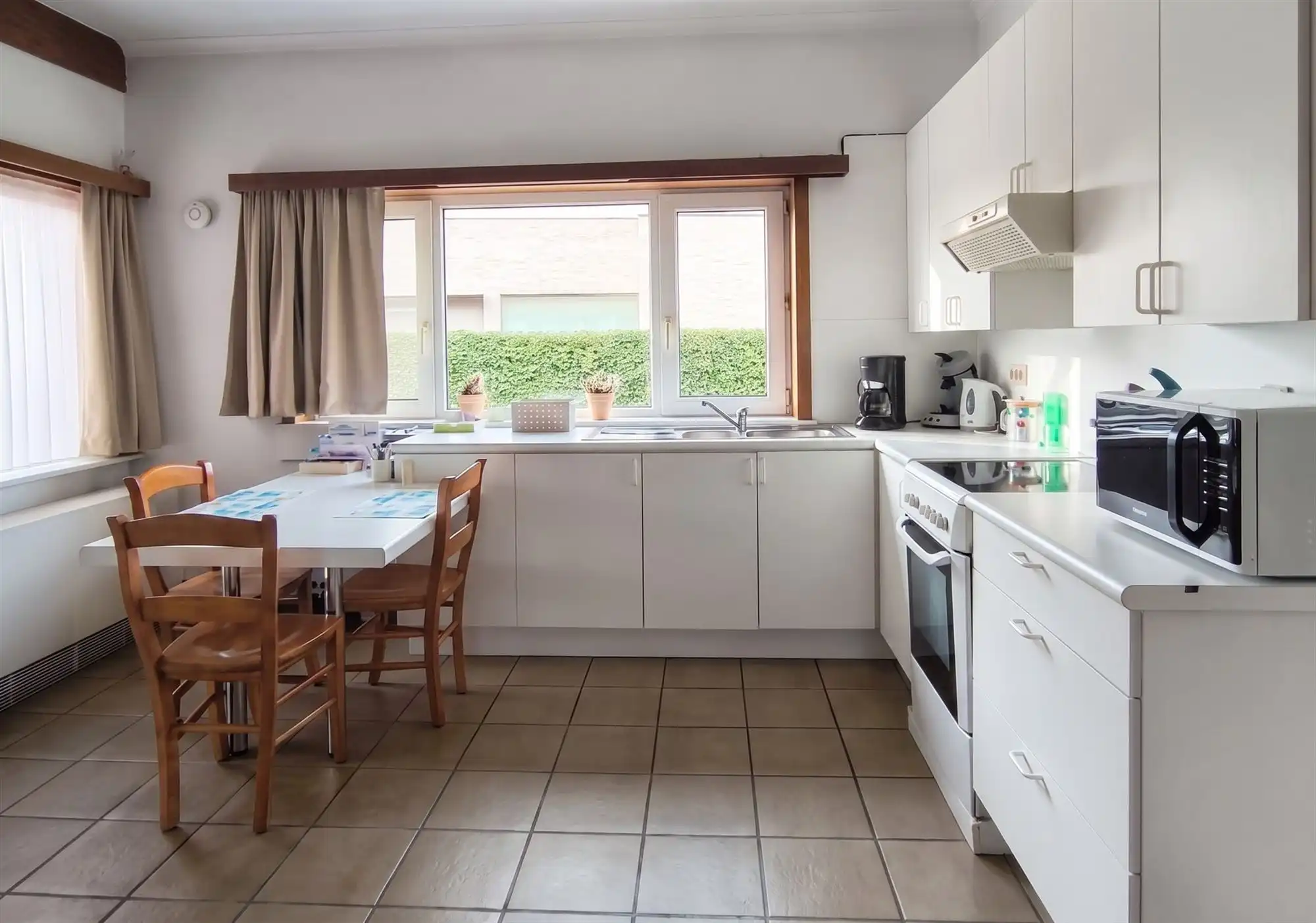 Landelijk woonhuis met 2 slaapkamers, grote tuin en carport/berging foto 8