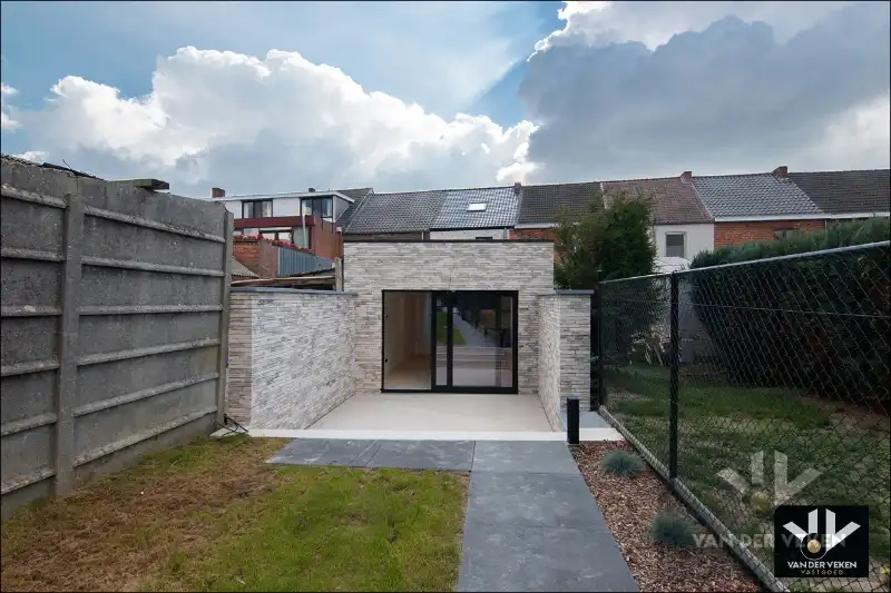 Volledig gerenoveerde, instapklare en energiezuinige rijwoning met 4 slaapkamers, 2 badkamers, zonnig terras, omheinde tuin en toegang achteraan net buiten de Grote Ring van Hasselt. foto 7