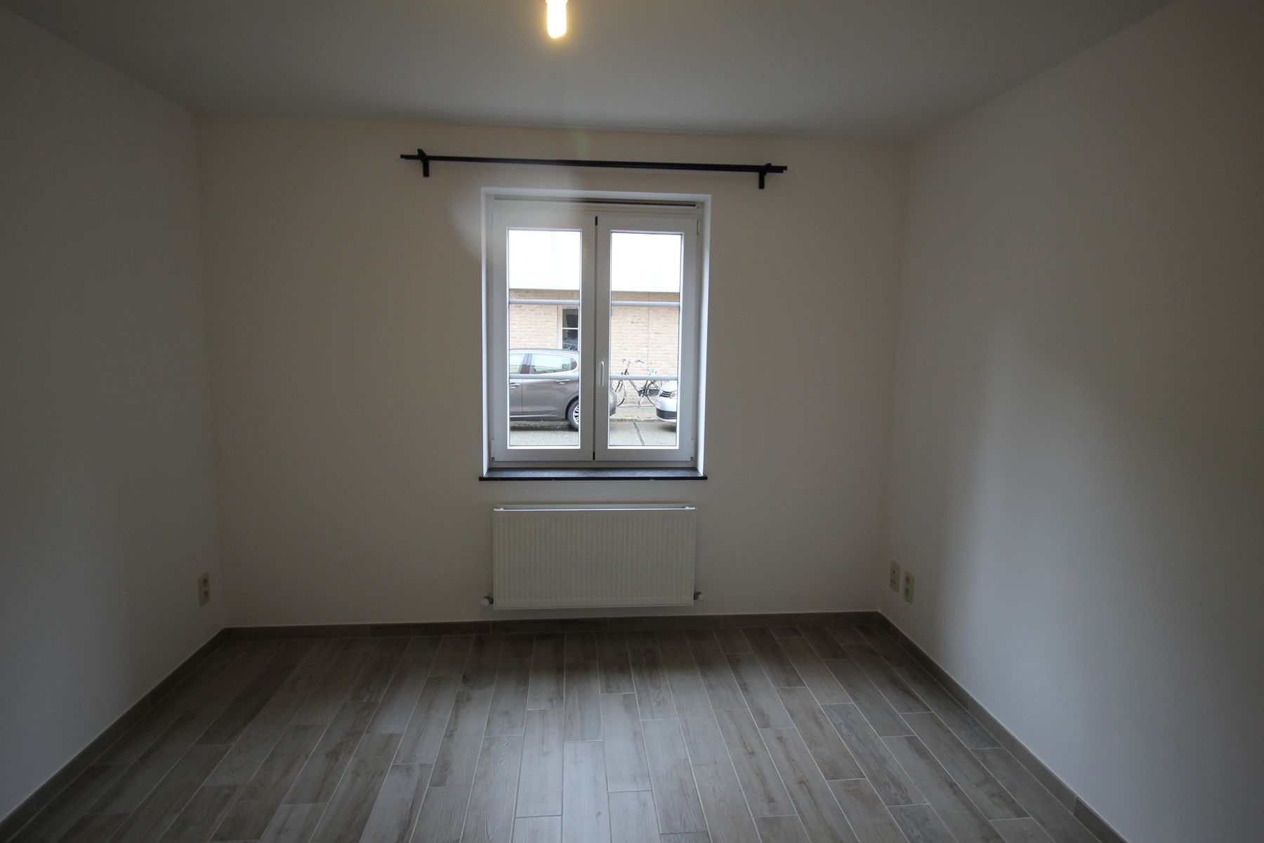 Een appartement op de benedenverdieping met 2 slaapkamers, ruim terras en carport. foto 8