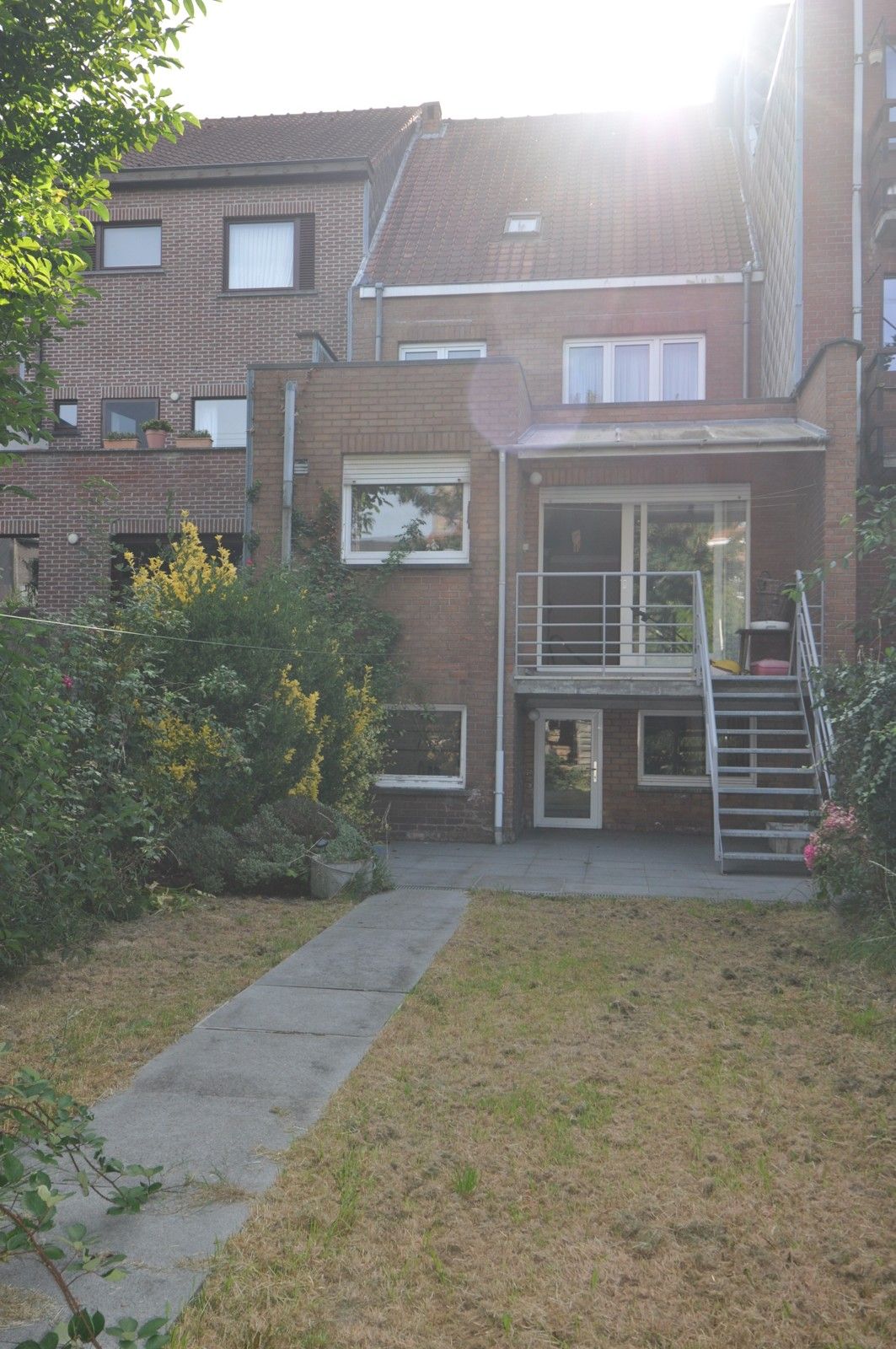 Ruime woning met veel potentieel en grote tuin ! foto 23