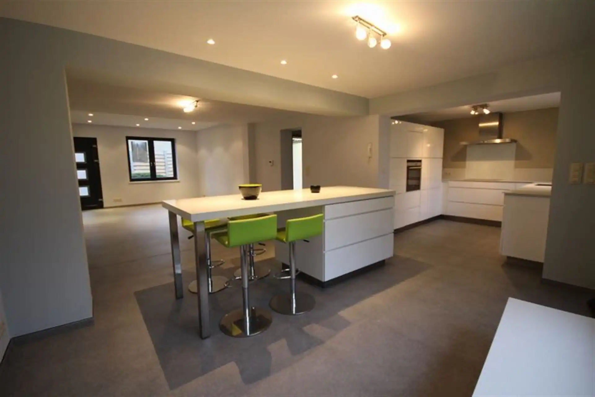 Fijn gelegen en recent gerenoveerde 4 slaapkamer woning foto 2